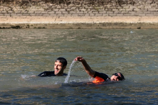 La maire de Paris Anne Hidalgo se baigne dans la Seine avec le président du comité d'organisation des Jeux olympiques Tony Estanguet, le 17 juillet 2024 