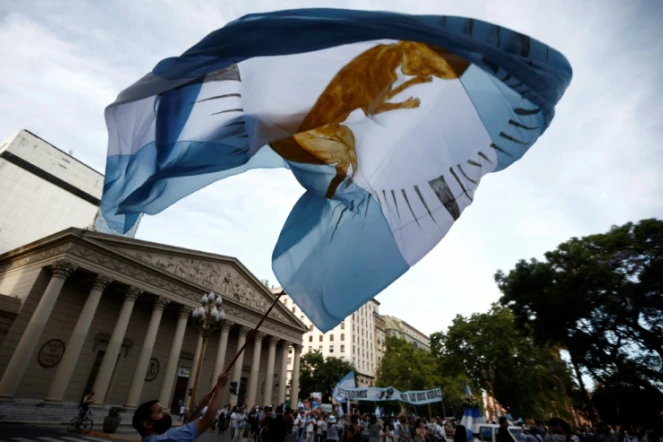 Des militants anti-avortement manifestent à Buenos Aires, le 28 décembre 2020, alors qu'une loi légalisant l'IVG est débattue mardi au Sénat