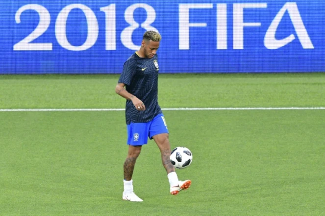 L'attaquant vedette du Brésil Neymar à l'échauffement avant le match contre la Serbie, le 27 juin 2018 à Moscou
