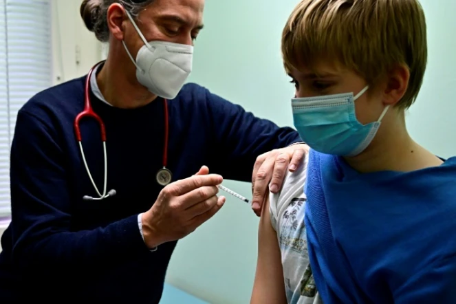 Un pédiatre vaccine un adolescent dans son cabinet de Berlin, le 14 décembre 2021