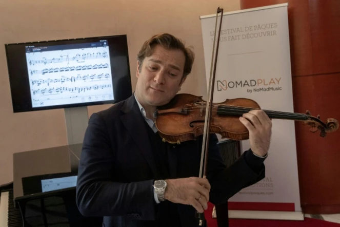 Le violoniste Renaud Capuçon joue accompagné par un orchestre via l'appli NomadPlay, le 16 avril 2019 à Aix-en-Provence