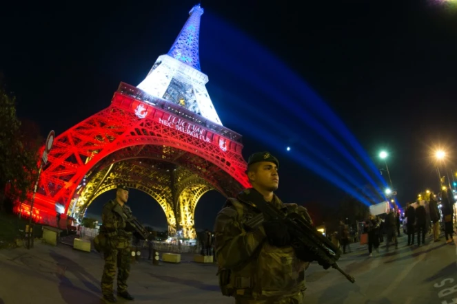 Des soldats au pied de la Tour Eiffel dans le cadre du plan Vigipirate le 18 novembre 2015 à Paris