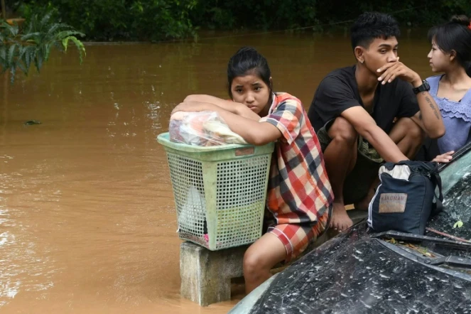 Des habitants attendent les secours après les inondations provoquées par le typhon Yagi, le 14 septembre 2024 à Taungoo, en Birmanie