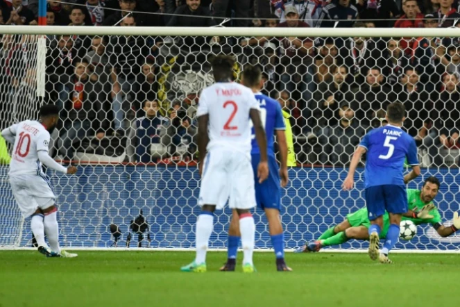 Le Lyonnais Alexandre Lacazette tire un penalty et bute sur Gianluigi Buffon de la Juventus en Ligue des champions, le 18 octobre 2016 à Lyon