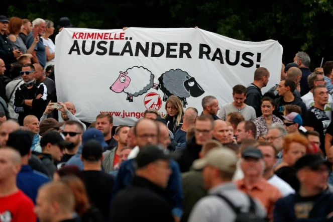 "Les criminels étrangers, dehors!", peut-on lire sur une pancarte dans une manifestation à Chemnitz le 27 août 2018, après la mort d'un Allemand tué dans une "dispute entre des personnes de différentes nationalités" selon la police