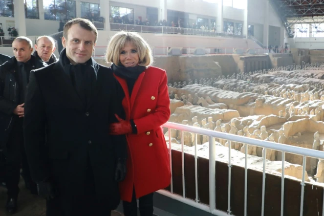 Emmanuel et Brigitte Macron lors de la visite de la célèbre armée souterraine du premier empereur après leur arrivée en Chine à Xian, le 8 janvier 2018