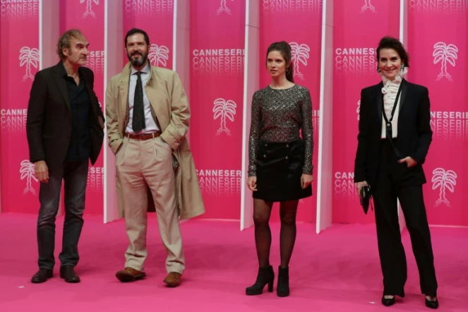 De g. à d.: Michel Vuillermoz, Melvil Poupaud, Daphné Patakia et Géraldine Pailhas, avant la projection de la série Ovni(s), à Cannes, le 11 octobre 2020
