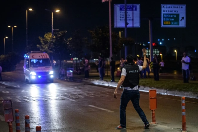 Un policier fait signe à une ambulance après des explosions à Istanbul, le 28 juin 2016 