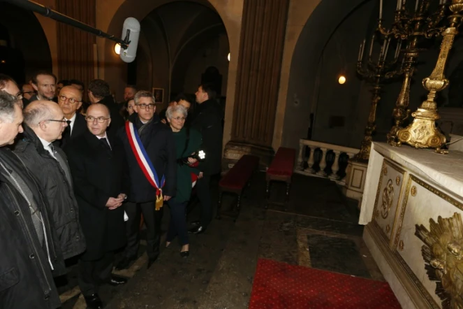 Bernard Cazeneuve visite le 11 janvier 2016 l'église Saint-Louis à Fontainebleau détruite par un incendie la veille