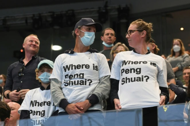 Des spectateurs portent le maillot où est inscrit en anglais "Où est Peng Shuai?" lors de l'Open d'Australie à Melbourne, le 29 janvier 2022