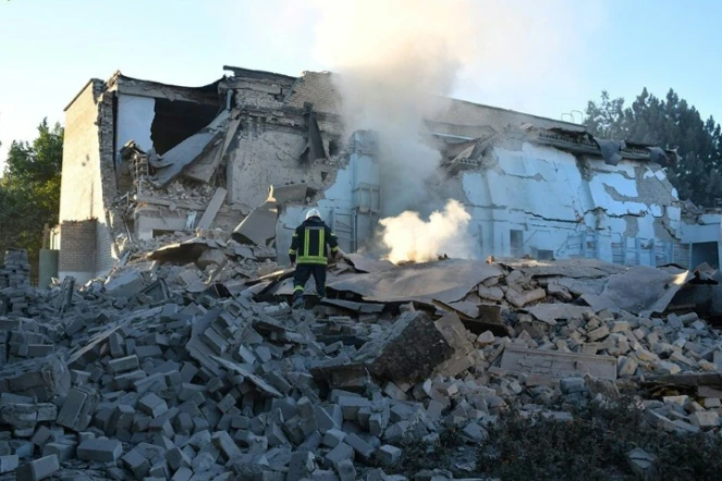 Photo diffusée le 14 juillet 2022 par les secours ukrainiens, montrant un immeuble détruit par des frappes russes à Bachtanka, région de Mykolaïv (sud)
