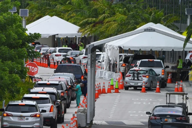 Des voitures font la queue à un centre de tests au Covid-19 à Miami Beach, en Floride le 22 juillet 2020