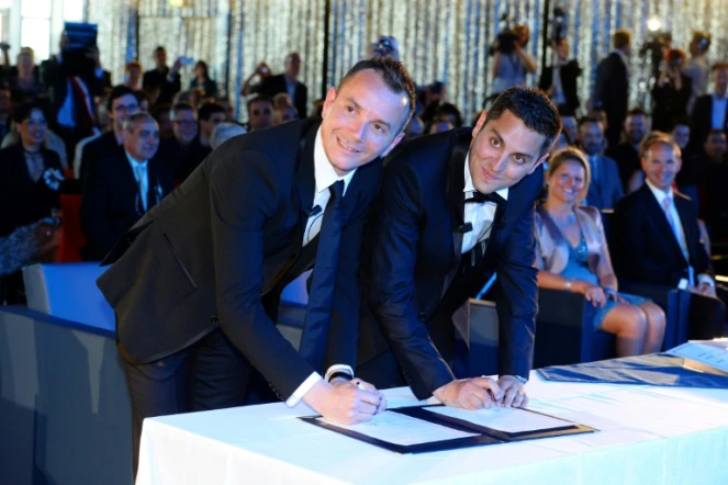 Vincent Autin (à gauche) et  Bruno Boileau signent le registre d'état-civil à l'occasion de leur mariage, le premier célébré entre deux personnes du même sexe en France, le 29 mai 2013 à Montpellier