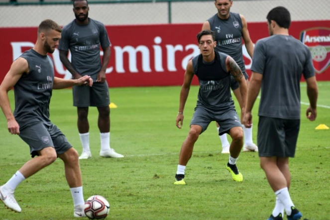 Le milieu de terrain offensif allemand Mesut Özil (c) lors d'un entraînement avec son club Arsenal, le 25 juillet 2018 à Singapour