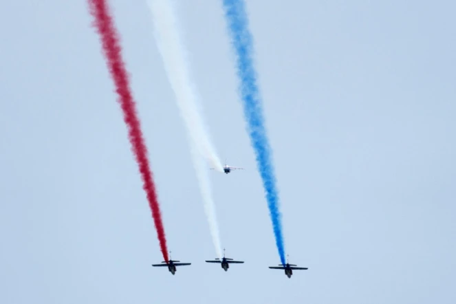 Les Alphajet de la Patrouille de France (PAF) survolent Paris lors d'une répétition, le 9 juillet 2024, avant le défilé annuel du 14 juillet