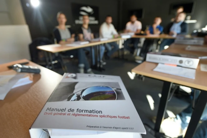 Un manuel lors d'une session de l'EAJF, l'Ecole pour agents de joueurs de football, au stade Vélodrome, le 7 octobre 2015 à Marseille