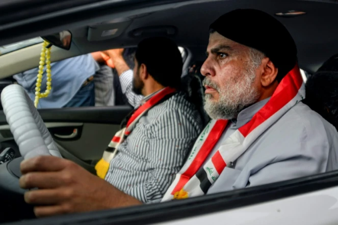 Le leader chiite Moqtada Sadr au volant d'une voiture rejoint, à Najaf, au sud de Bagdad, des dizaines de milliers de manifestants qui réclament, dans la capitale et plusieurs villes du sud de l'Irak "la chute du régime"