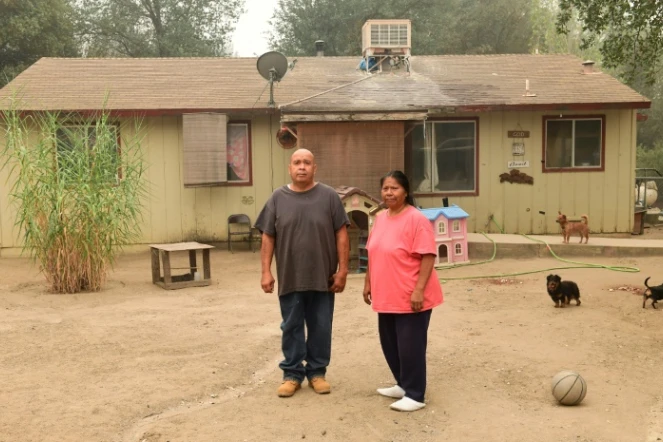 James Hancock and Eleonore Davis posent devant leur maison, dans la réserve indienne de Cold Springs Rancheria, en Californie, le 11 september 2020 