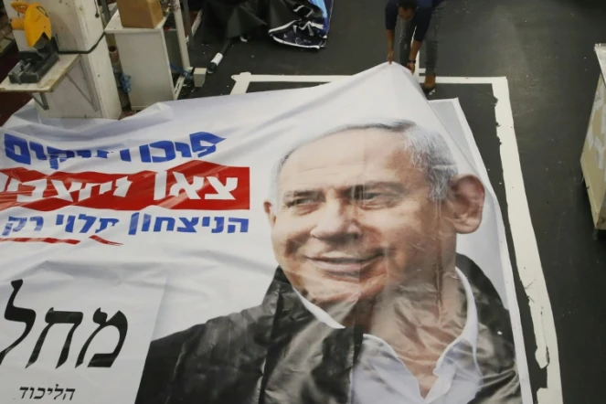 Une photo du Premier ministre Benjamin Netanyahu sur une bannière électorale du Likoud, dans une imprimerie de Petah Tikya, le 20 février 2020 en Israël