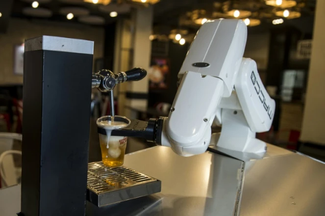 Le robot "serveur" du bar Gitana Loca, le 17 mai 2020 à Séville, en Espagne