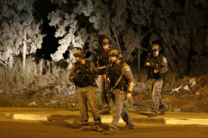 Des forces de sécurité israéliennes patrouillent près du kibboutz Gan Shmuel (nord d'Israël) où quatre juifs ont été attaqués par un arabe israélien, le 11 octobre 2015