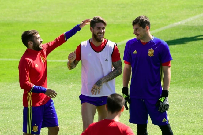 Les défenseurs Jodi Alba (g), Sergio Ramos (c) et le gardien Iker Casillas lors d'une séance d'entrraînement avec l'équipe d'Espagne à Saint-Martin-de-Ré, le 26 juins 2016