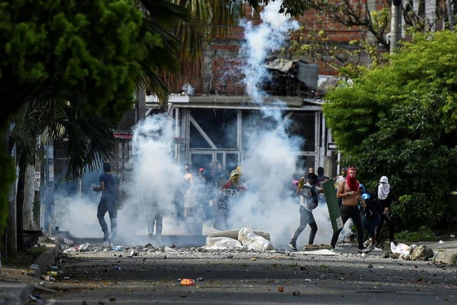 Affrontements entre des manifestants et la police anti-émeutes à Cali (Colombie), le 4 juin 2021