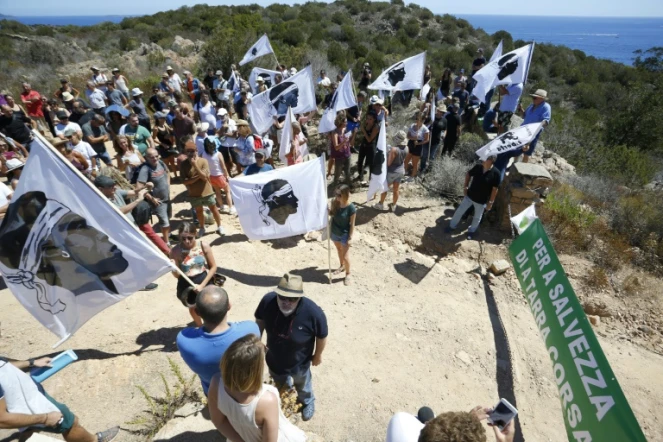 Des manifestants, rassemblées devant deux villas construites sur un site protégé par Pierre Ferracci, PDG du groupe Alpha, protestent contre la décision du tribunal de Bastia d'épargner les constructions et demandent leur démolition, le 13 août 2017