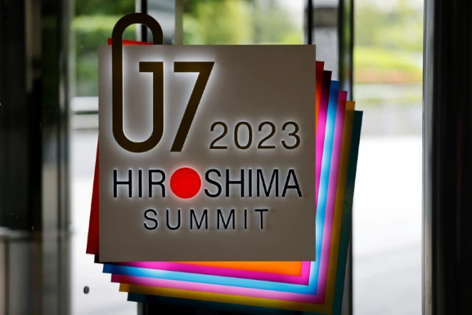 Le logo du Sommet du G7 à l'entrée du Centre international des médias (IMC), avant le Sommet des dirigeants du G7, le 18 mai 2023 à Hiroshima, au Japon