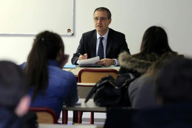 Le président indépendantiste de l'Assemblée de Corse Jean-Guy Talamoni fait la classe à des étudiants de l'Université de Corte, le 7 mars 2016