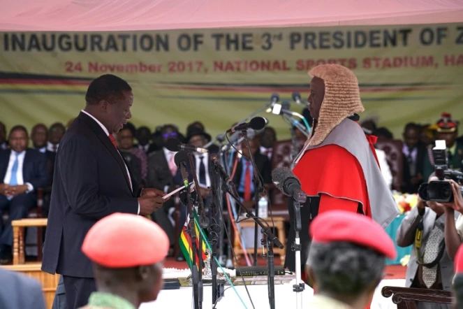 Emmerson Mnangagwa (g) prête serment lors de son investiture comme président du Zimbabwe, le 24 novembre 2017 au stade de Harare 