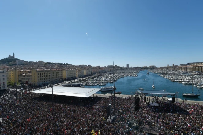 Les partisans de Jean-Luc rassemblés pour un meeting sur le vieux port de Marseille, le 9 avril 2017