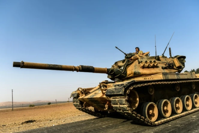 Un char turc se dirige vers la Syrie à la ville frontière de Karkamis le 24 août 2016