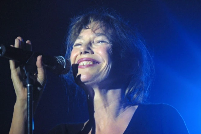La chanteuse Jane Birkin en concert au "Festival du Bout du monde" sur la presqu'île de Crozon, le 8 août 2004 dans le Finistère