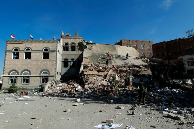 Destruction de bâtiments à Sanaa, le 5 janvier 2016 après les frappes de la coalition arabe conduites par l'Arabie saoudite