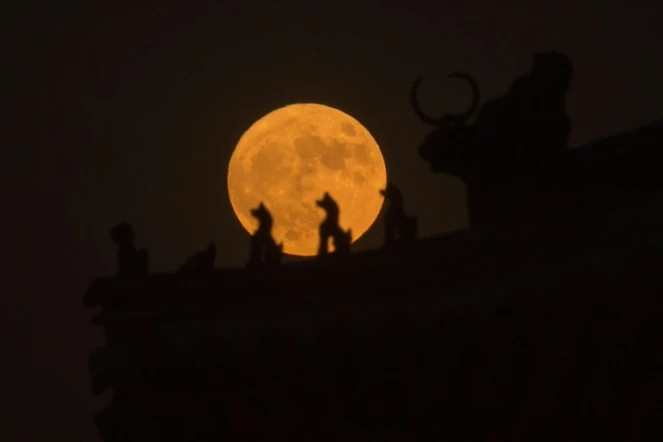 La Lune photographiée au-dessus d'une tour de la Cité interdite à Pékin, le 14 novembre 2016 