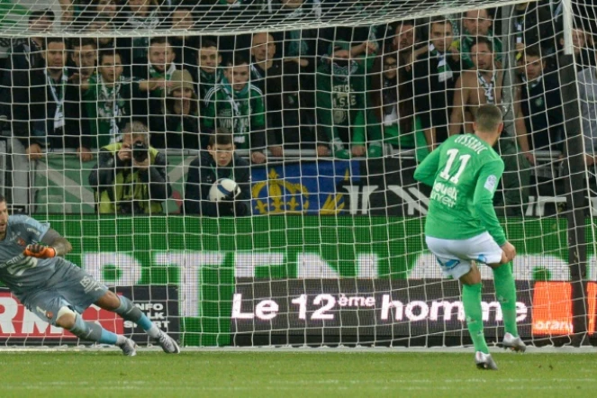 Le Stéphanois Valentin Eysseric transforme un penalty contre Rennes, le 6 décembe 2015 à Geoffroy-Guichard