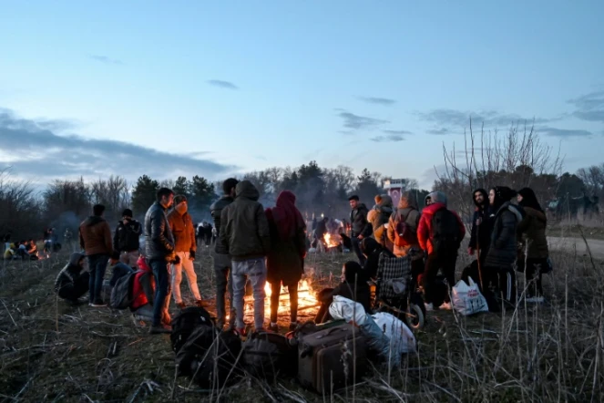 Des migrants campent autour d'un feu près de la frontière grecque, à Pazarkule, le 28 février 2020 en Turquie