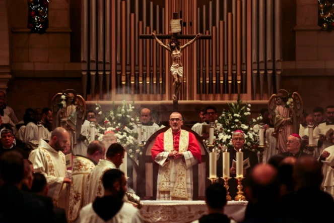 Le patriarche latin de  Jérusalem Pierbattista Pizzaballa (C) avant l'office à la veille de Noël, le 24 décembre 2023 dans la basilique de la Nativité à Bethléem, en Cisjordanie occupée