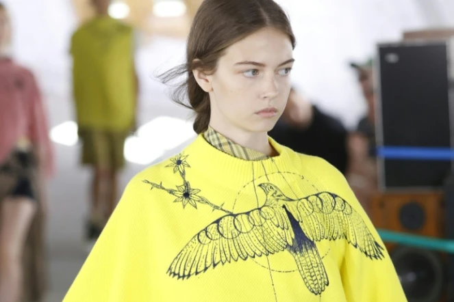 Un mannequin porte une création Sacai lors de la Fashion week, le 23 juin 2018 à Paris