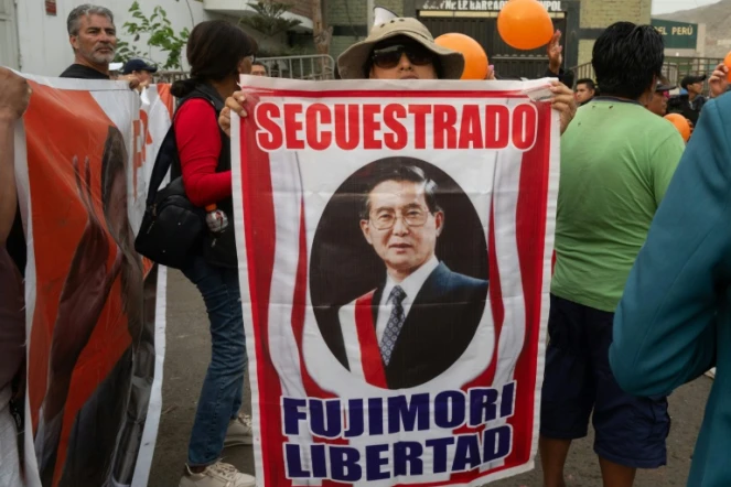 Des partisans de l'ancien président Alberto Fujimori rassemblés devant la prison de Barbadillo pour demander sa libération, le 5 décembre 2023 à la périphérie de Lima, au Pérou