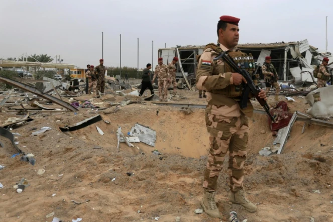 Des soldats irakiens près de l'aéroport de Kerbala où des frappes américains de représailles ont eu lien contre des brigades du Hezbollah, le 13 mars 2020