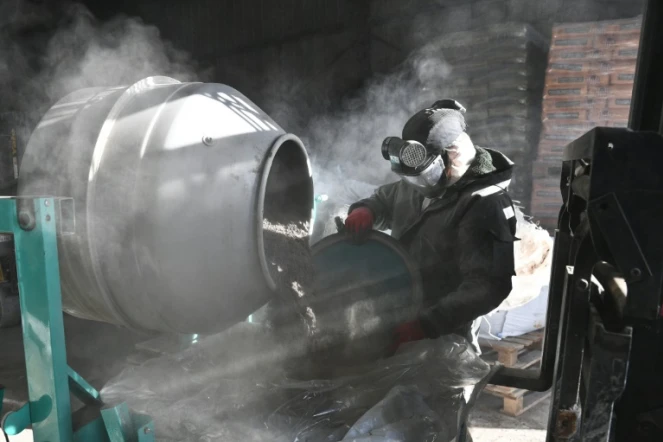 Un employé de Getade Environnement qui fabrique des produits phytosanitaires à l'oeuvre à Bussac-Forêt, dans le sud-ouest de la France, le 26 janvier 2018