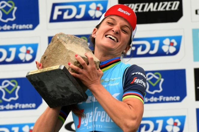 La Britannique Lizzie Deignan soulève le trophée en forme de pavé, après avoir remporté la 1ère édition féminine de Paris-Roubaix, le 2 octobre 2021, disputée entre Denain et Roubaix