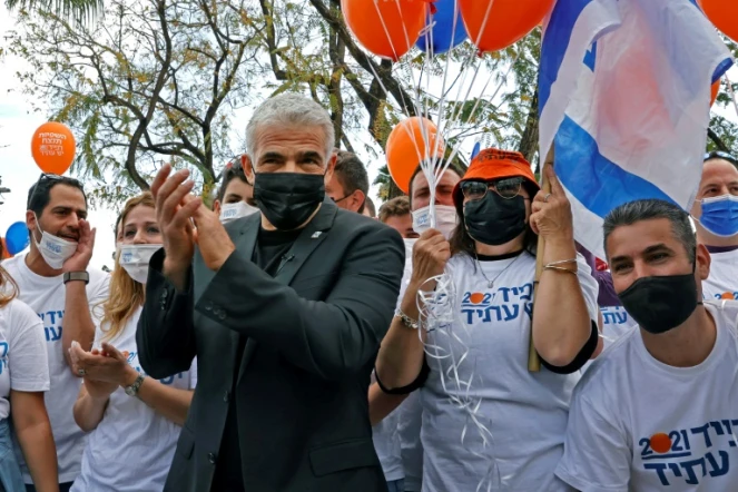 Le président du parti d'opposition israélien Yesh Atid, Yaïr Lapid, fait campagne dans la ville méditerranéenne de Hod Hasharon, au centre d'Israël, le 19 mars 2021. 
