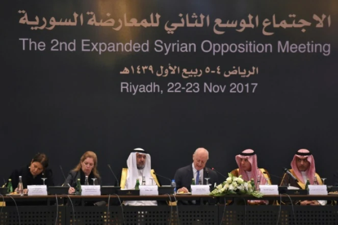 Le ministre saoudien des Affaires étrangères Adel al-Jubeir (3e à droite), et le représentant spécial de l'Onu pour la Syrie, Staffan de Mistura (C), lors de discussions avec l'opposition syrienne à Ryad, le 22 novembre 2017