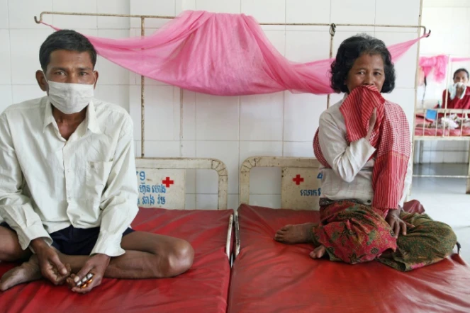 Le 7 décembre 2007 à 45 km de Phnom Penh au Cambodge, dans un hôpital, des patients atteints de  tuberculose qui, dans les cas les plus fréquents, infecte les poumons et les détruit peu à peu.