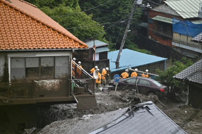 Des secouristes recherchent des survivants après un glissement de terrain à Atami (Japon), le 4 juillet  2021