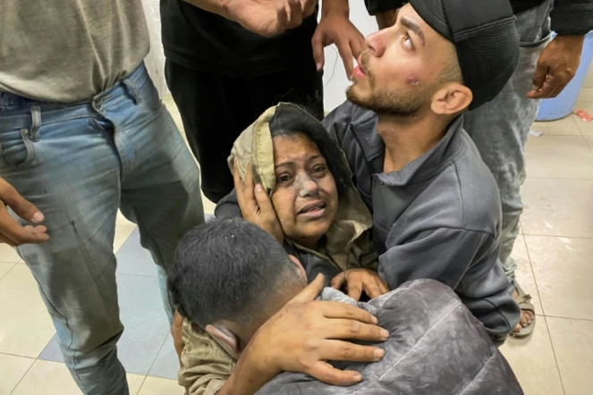 Des Palestiniens blessés dans des frappes israéliennes à Khan Younès transportés à l'hôpital Nasser dans le sud de la bande de Gaza, le 3 juin 2025
