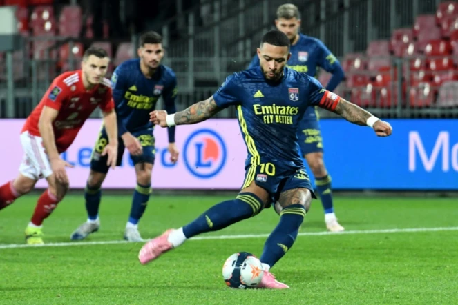 L'attaquant néerlandais de Lyon, Memphis Depay, tire un penalty lors du match de Ligue 1 à Brest, le 19 février 2021